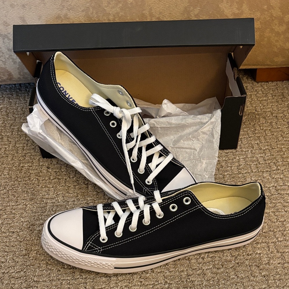 Converse Black Low Top